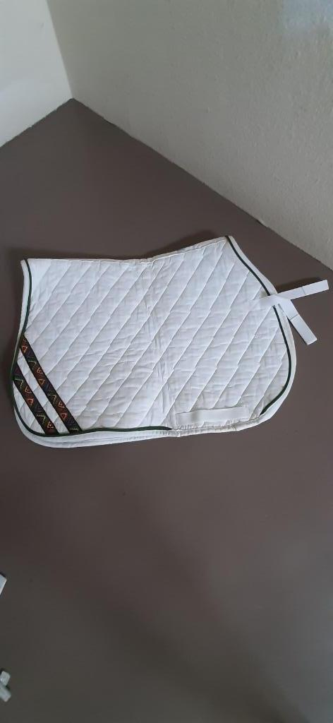 Tapis de selle blanc avec liseret vert impeccable, Enlèvement