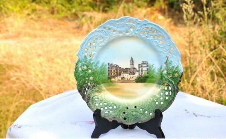 assiette murale en porcelaine ajourée decor de rue, Enlèvement ou Envoi