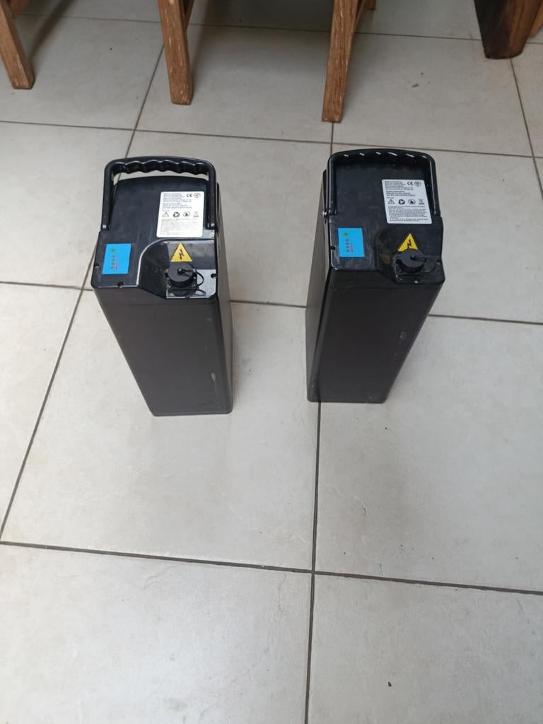 2 lithium batterijen te koop + oplader, Ophalen of Verzenden, Gebruikt