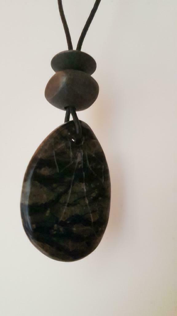 Ketting met groen-grijze steen, Bijoux, Sacs & Beauté, Enlèvement ou Envoi, Comme neuf, Vert, Pierre ou Minéral