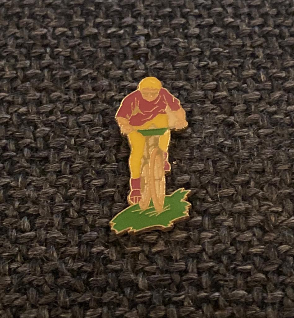 PIN - MOUNTAIN BIKE - FIETSEN - WIELRENNEN - VELO, Envoi, Utilisé, Sport, Insigne ou Pin's