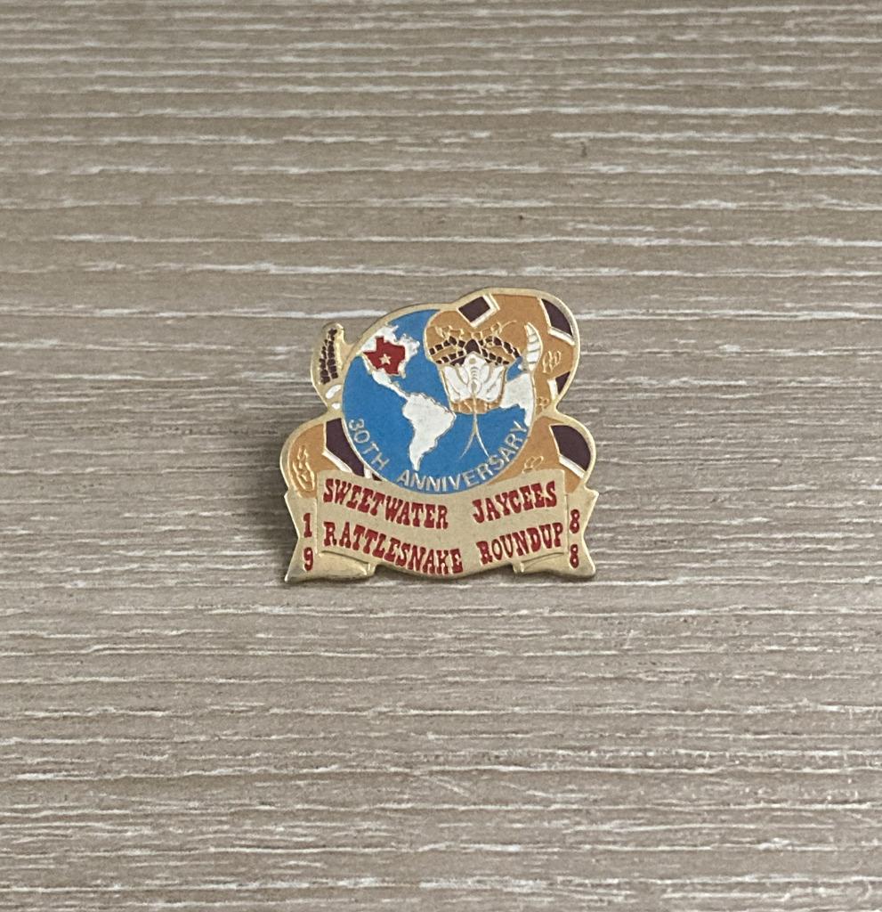 PIN - SWEETWATER JAYCEES - RATTLESNAKE ROUNDUP, Verzenden, Gebruikt, Overige onderwerpen, Speldje of Pin
