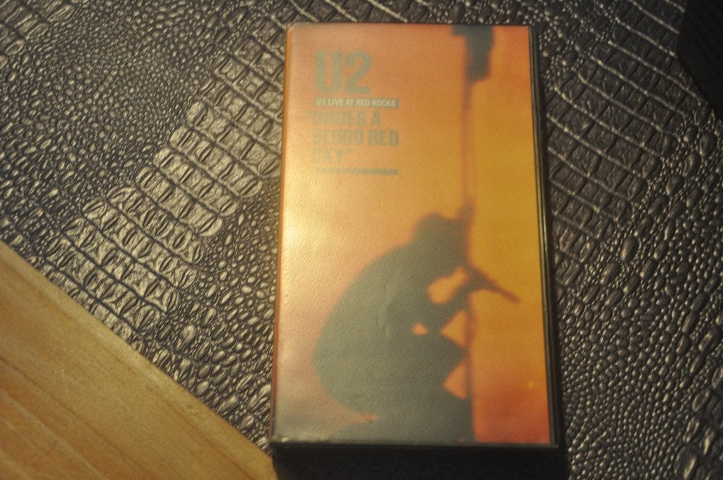 VHS band van U2 under a blood red sky, Cd's en Dvd's, VHS | Documentaire, Tv en Muziek, Gebruikt, Alle leeftijden, Muziek en Concerten