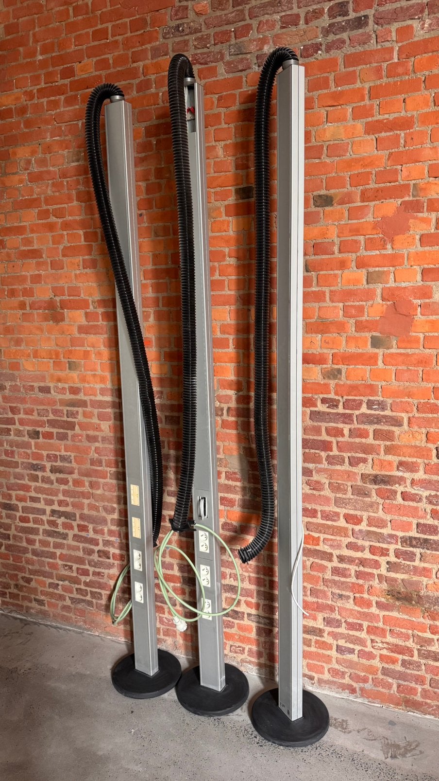 3 hautes colonnes de câbles pour l'électricité/UTP, Enlèvement, Utilisé
