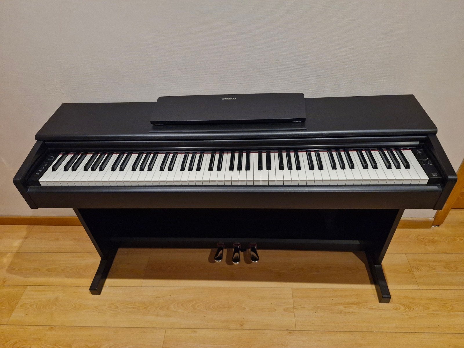 Piano numérique Yamaha Arius YDP-144B - 88 touches, Musique & Instruments, Comme neuf, Digital, Enlèvement, Piano