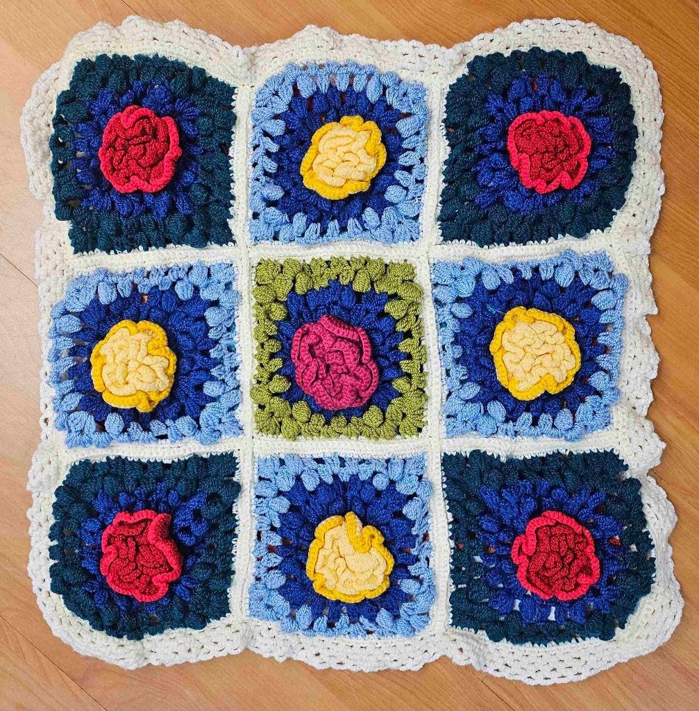 Kussen gehaakt met roosjes 42/42 cm, Huis en Inrichting, Woonaccessoires | Kussens, Gebruikt, Blauw, Vierkant, Ophalen of Verzenden