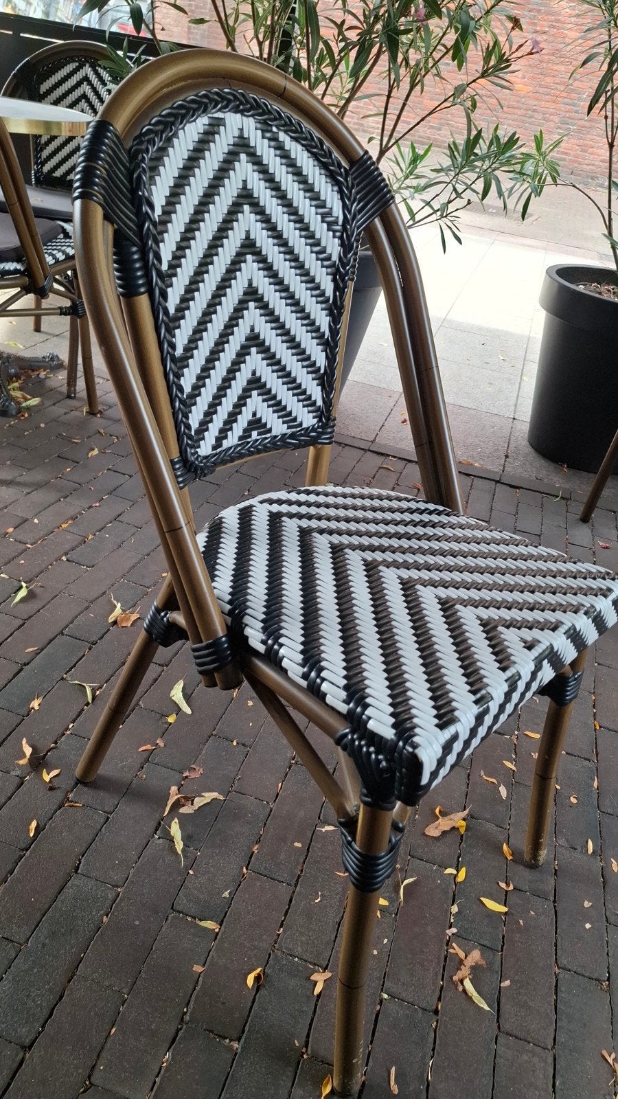 104 parijse bistro terras stoelen horeca+tafels marmer 60 cm, Ophalen of Verzenden, Zo goed als nieuw, Aluminium, Stapelbaar