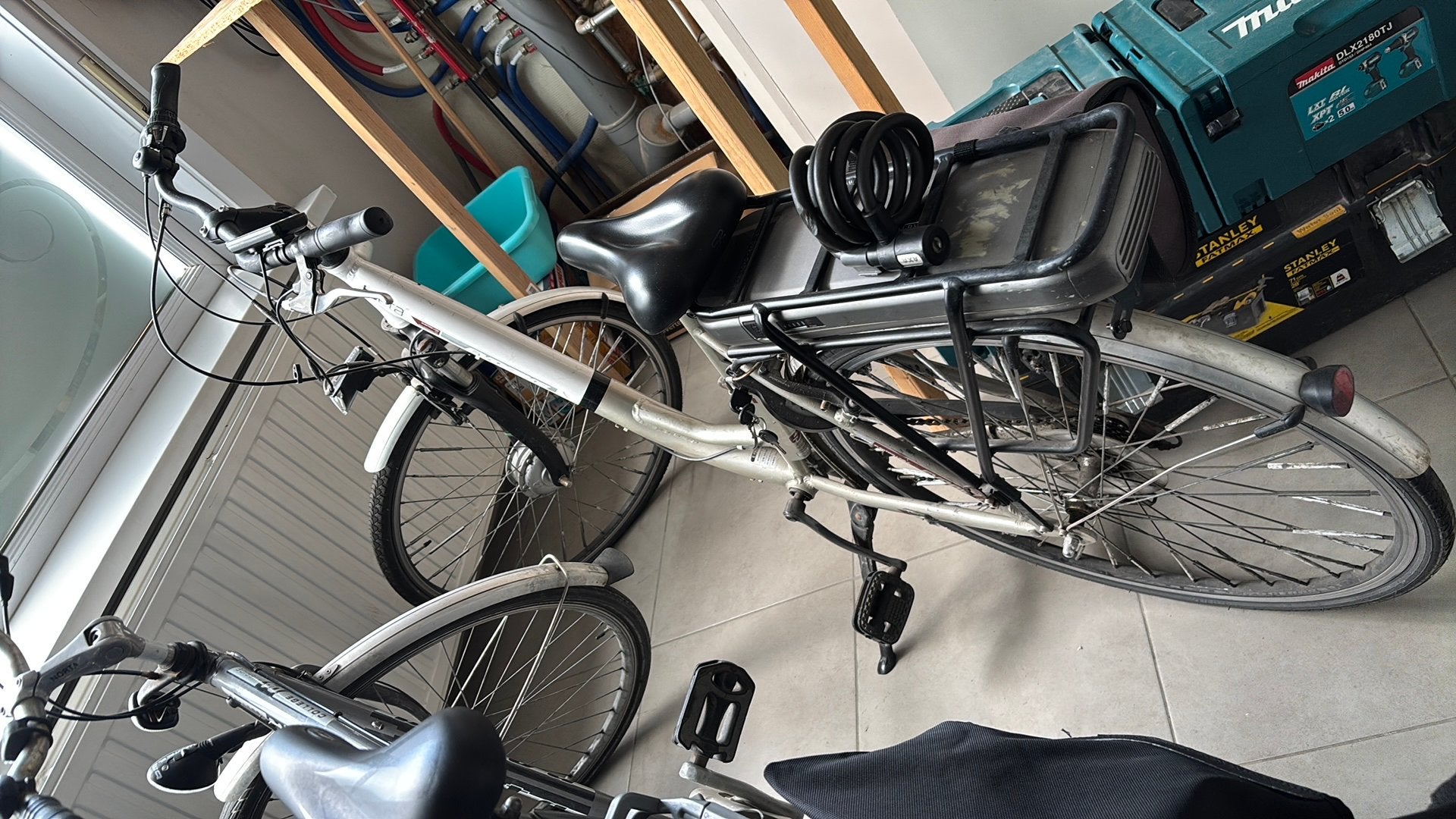 Vrouw elektronische fiets in Kortrijk, Fietsen en Brommers, Ophalen, Zo goed als nieuw