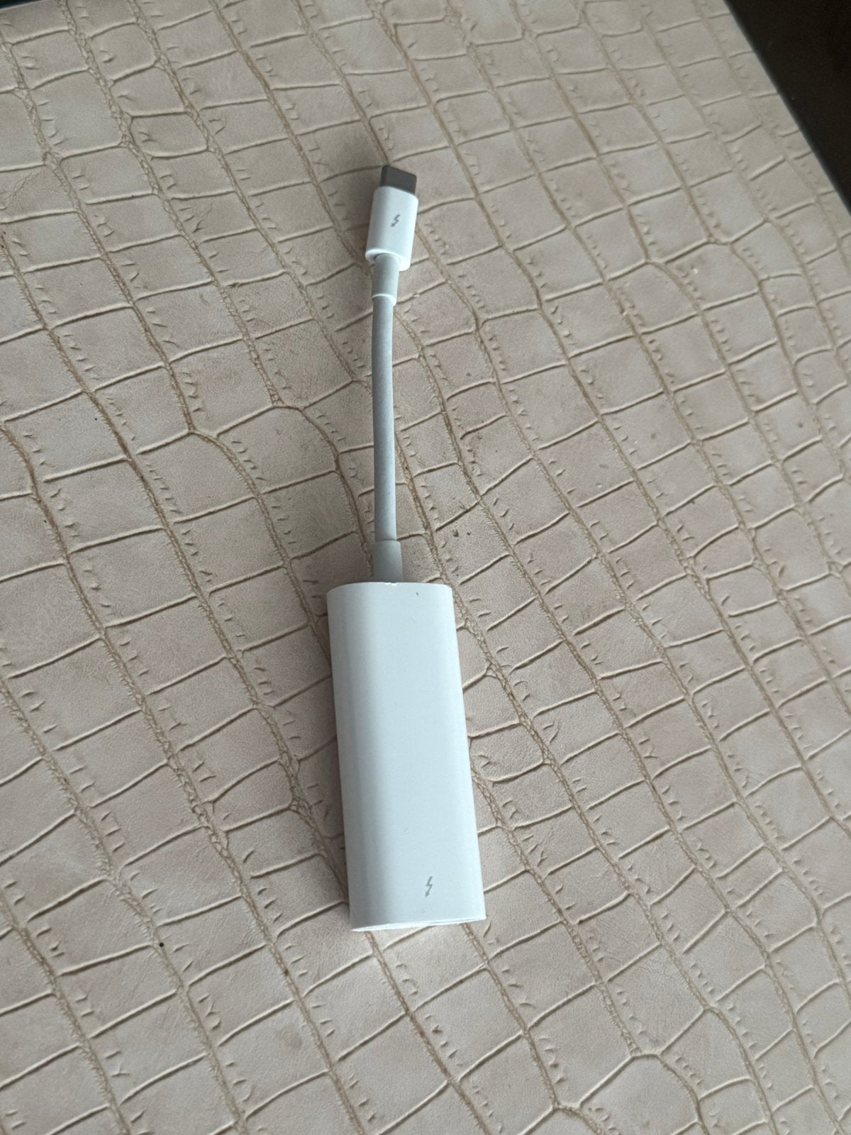 Apple A1790 Thunderbolt 3-naar-Thunderbolt 2-adapter, Computers en Software, Pc- en Netwerkkabels, Ophalen, Zo goed als nieuw