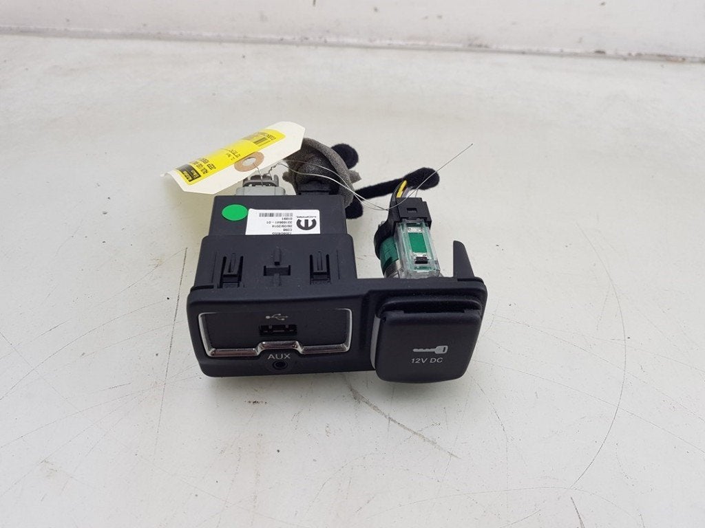 PORT AUX/USB Jeep Renegade (BU) (|735604055|), Jeep, Utilisé, Lisa.Scalzo@aptiv.com, Aptiv PLC