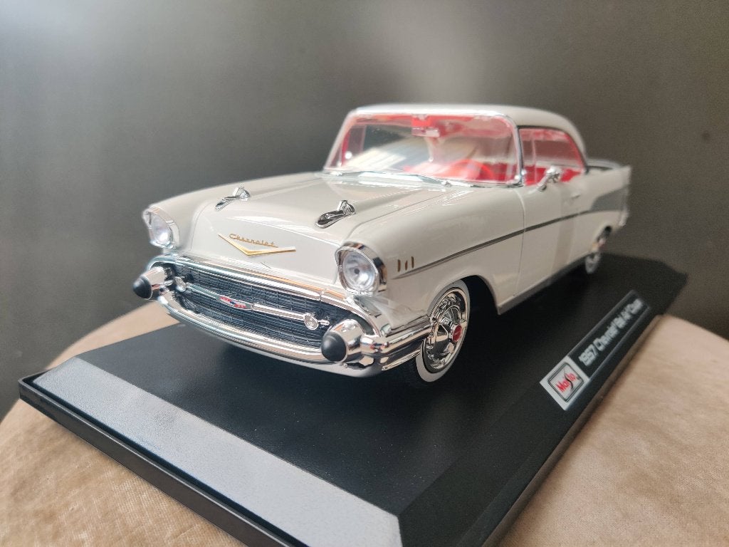Chevrolet Bel Air Coupé 1957 Maisto 1/18e neuve, en boîte., Enlèvement ou Envoi, Neuf, Voiture, Maisto