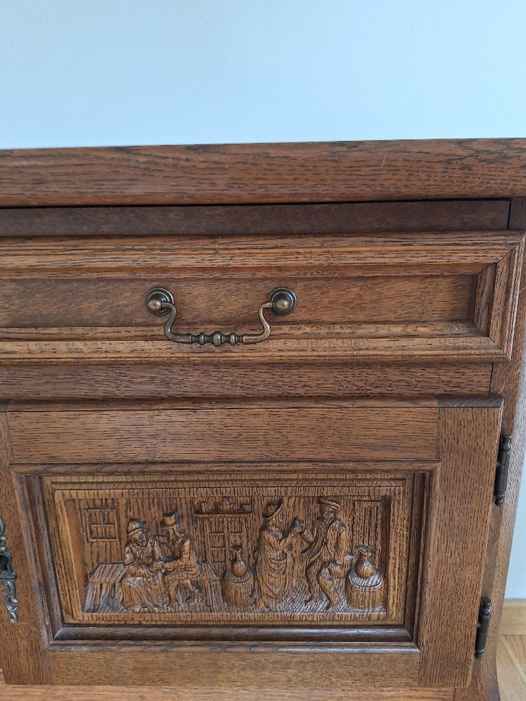 Kastje met gedetailleerd houtsnijwerk, Ophalen