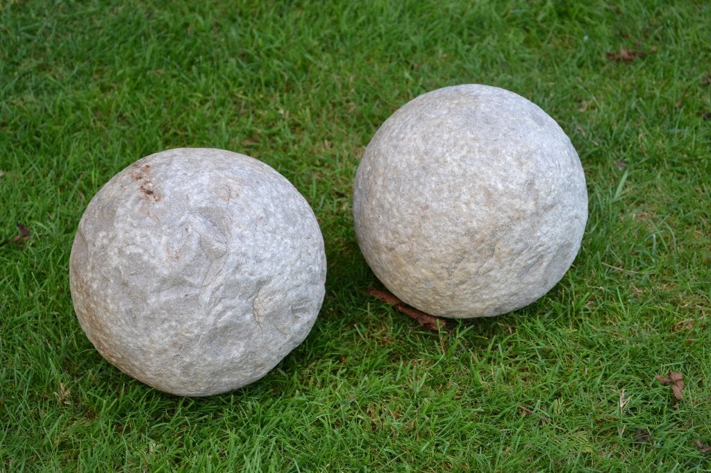 koppel middeleeuwse hardstenen kanonbollen, Tuin en Terras, Ophalen, Steen