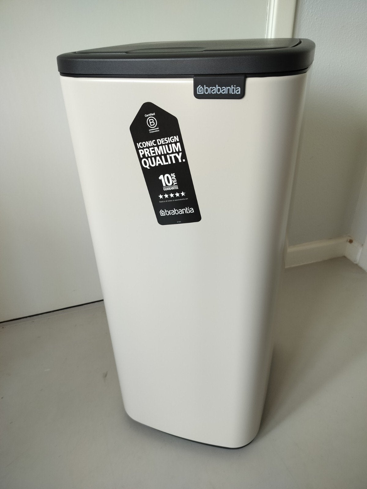Brabantia touch 30 liter soft beige (nieuw), Huis en Inrichting, Woonaccessoires | Prullenbakken, Nieuw, Metaal, 50 – 75, 30 tot 40 liter