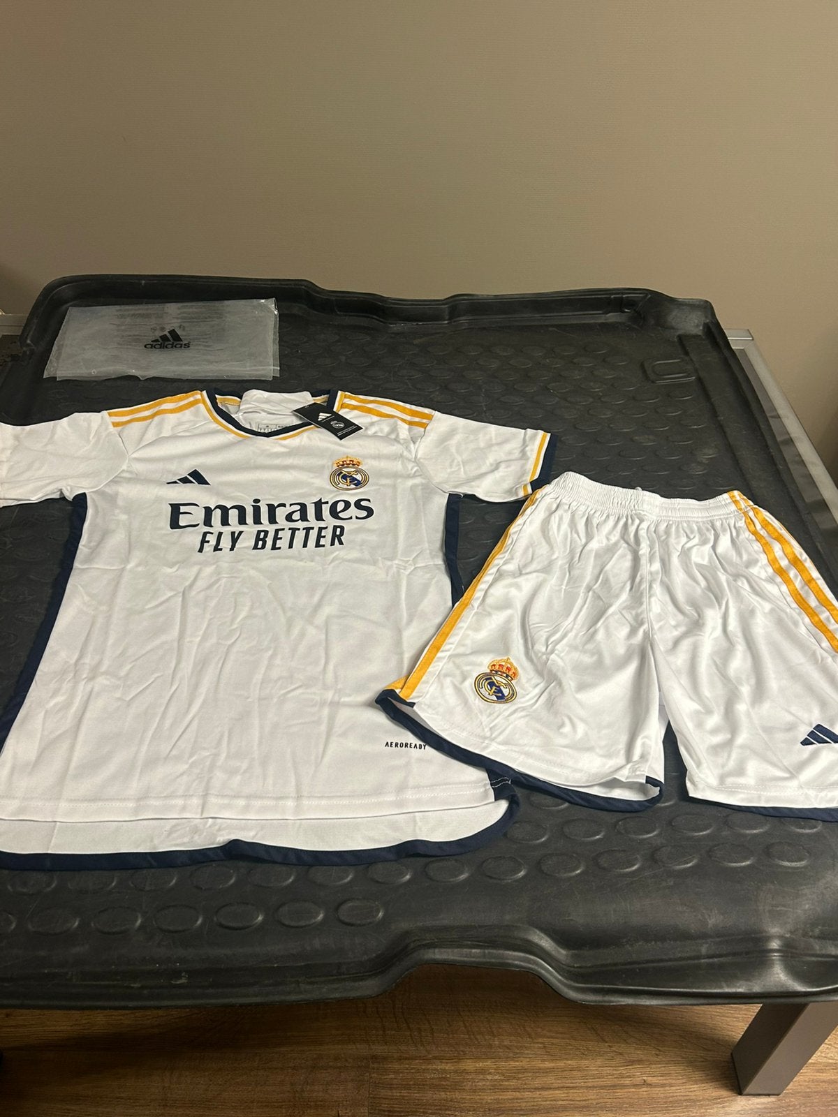 Real Madrid Voetbal Zomerset Tenu - NIEUW, Taille M, Enlèvement, Neuf, Set