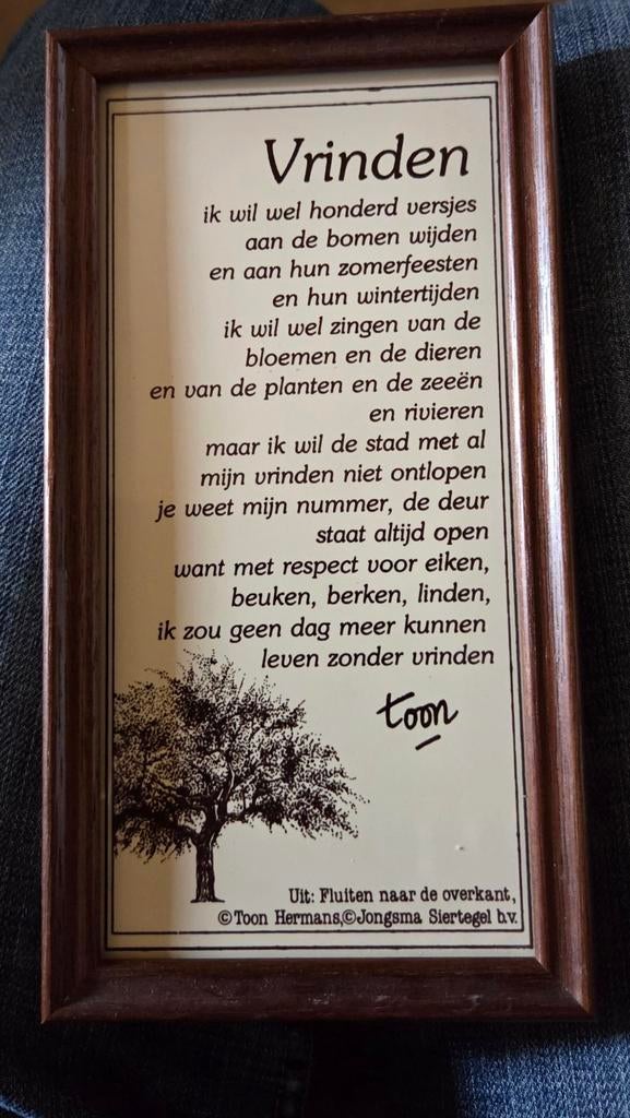Tegel in houten kader met spreuk Toon Hermans  'Vrinden ', Ophalen of Verzenden, Zo goed als nieuw