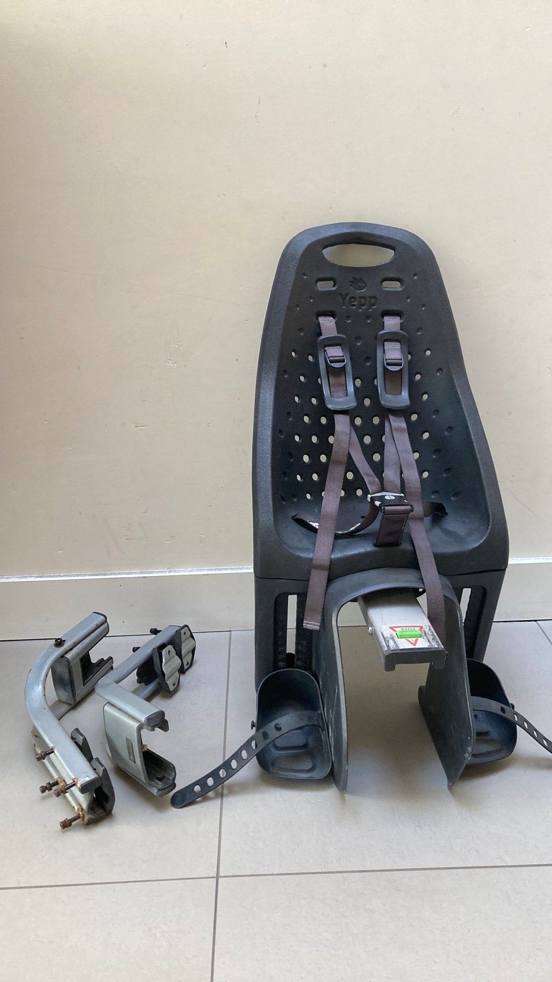 Yepp Maxi (Thule) zwart fietsstoeltje achter, Vélos & Vélomoteurs, Accessoires vélo | Sièges de vélo, Yepp (Thule), Repose-pieds