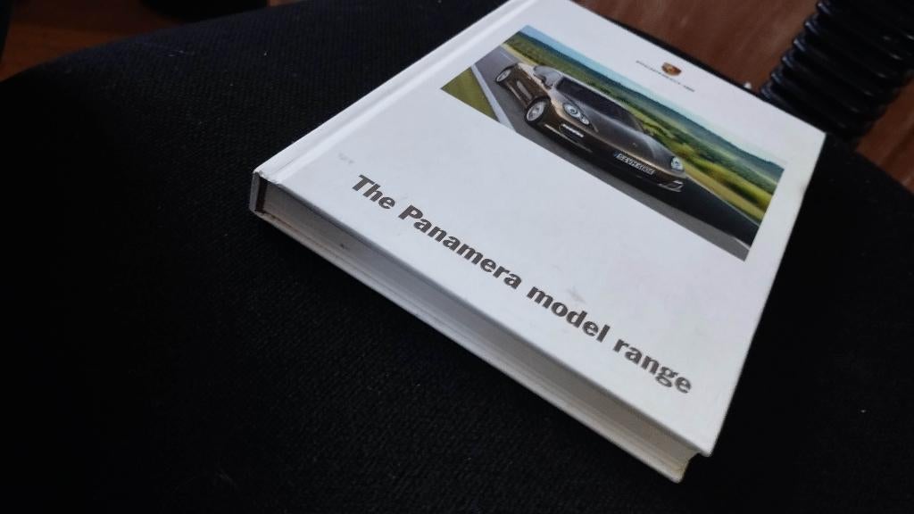 Catalogue Porsche Panamera 2010  (en Anglais), Livres, Autos | Brochures & Magazines, Porsche, Enlèvement, Utilisé, Porsche
