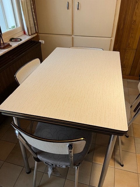 Keukentafel ( uittrekbaar ) + 4 stoelen, Huis en Inrichting, Ophalen, Zo goed als nieuw