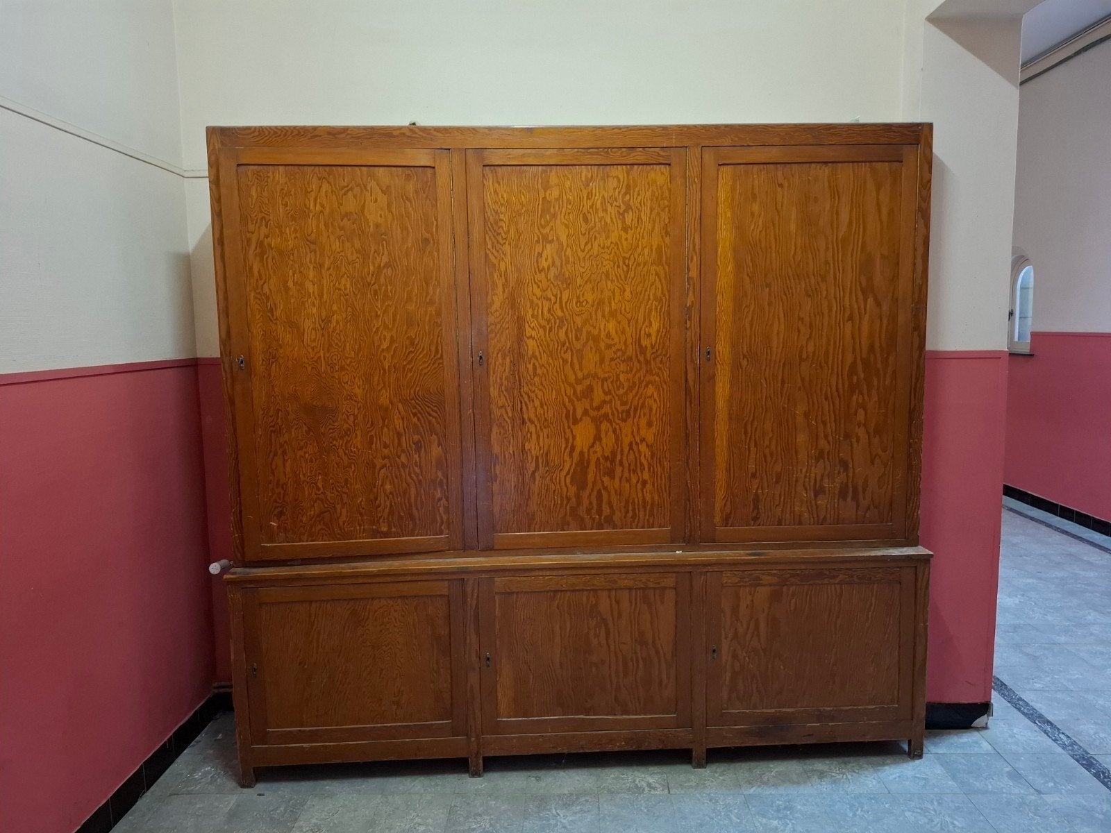 Grande bibliothèque / armoire de rangement ancienne en bois, Antiquités & Art, Antiquités | Autres Antiquités