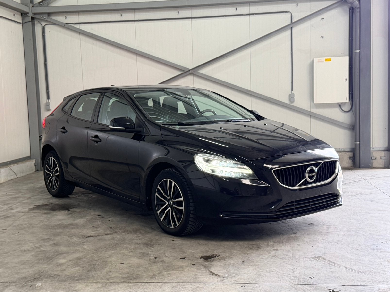Volvo V40 2.0d 2019 | Euro 6 (Overname mogelijk), Auto's, Volvo, Zwart, Leder, Bedrijf, 5 deurs