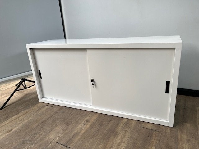 Witte metalen schuifdeurkast, Ophalen