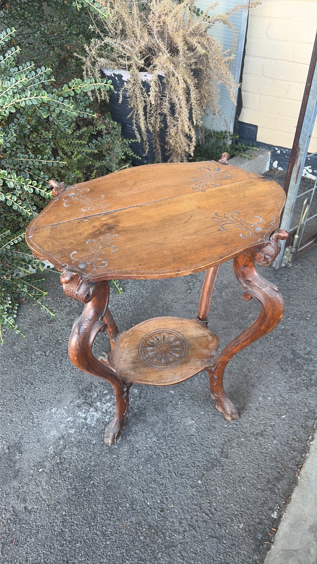 Petite table, Enlèvement
