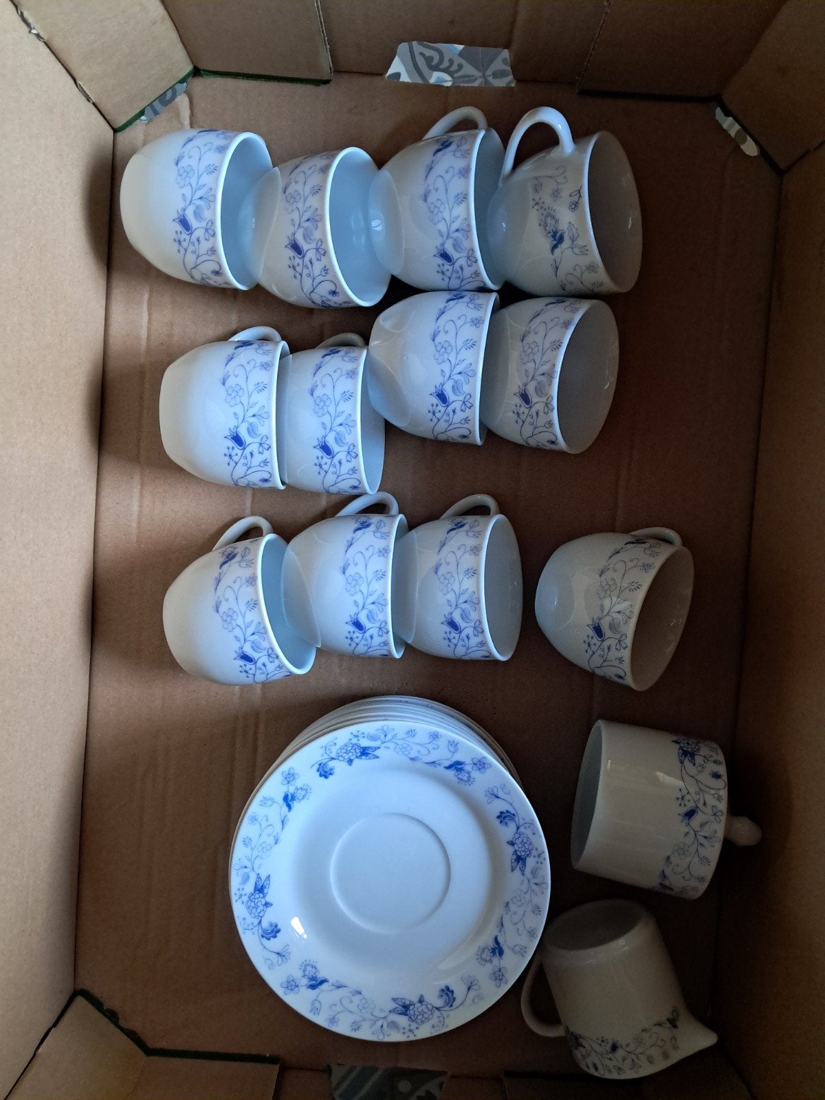 service a café 12 tasses, 12 sous tasses, pot a sucre, lait, Enlèvement
