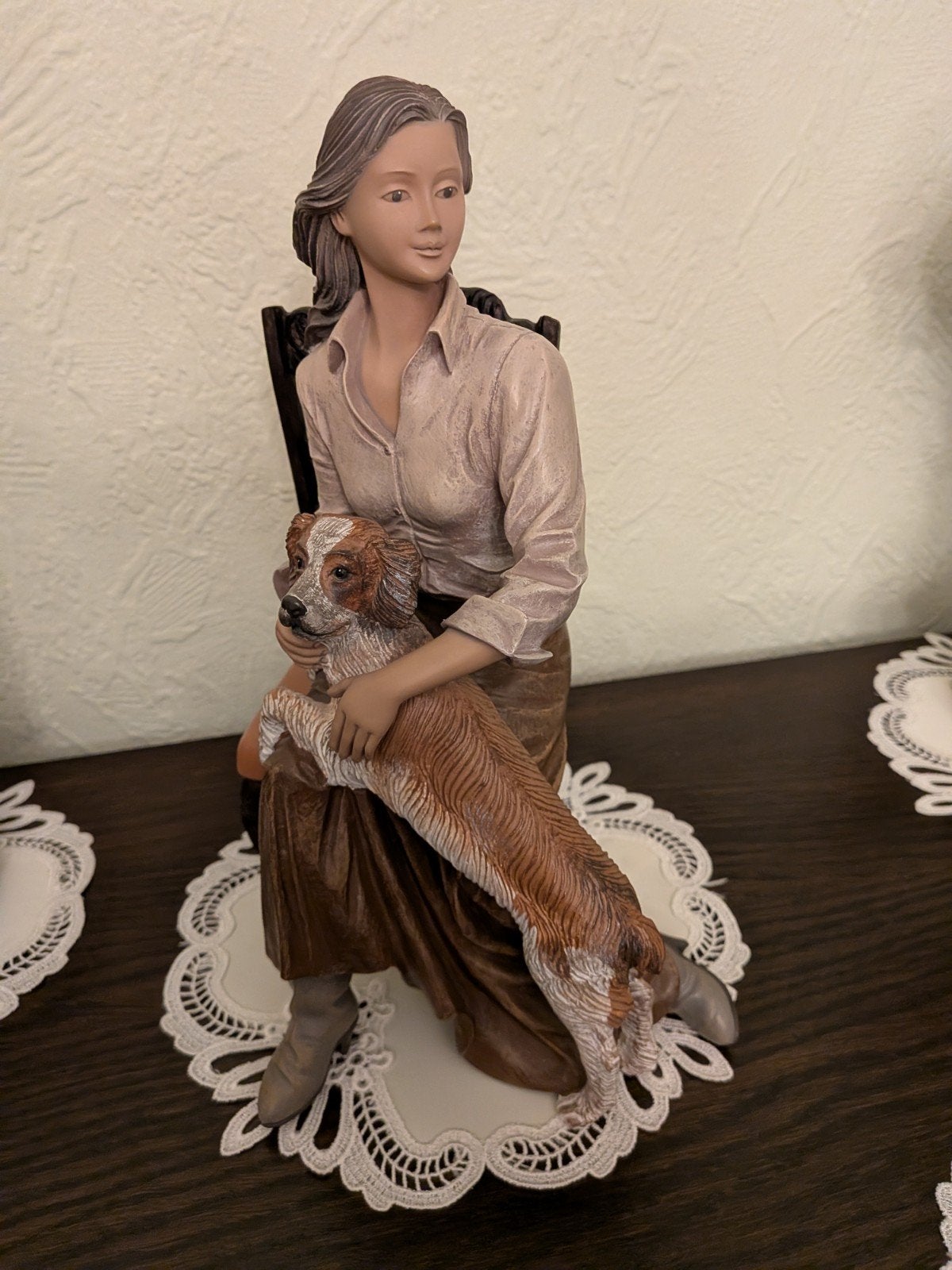 Vrouw met hond op stoel van Alarcon. Perfecte staat, Enlèvement