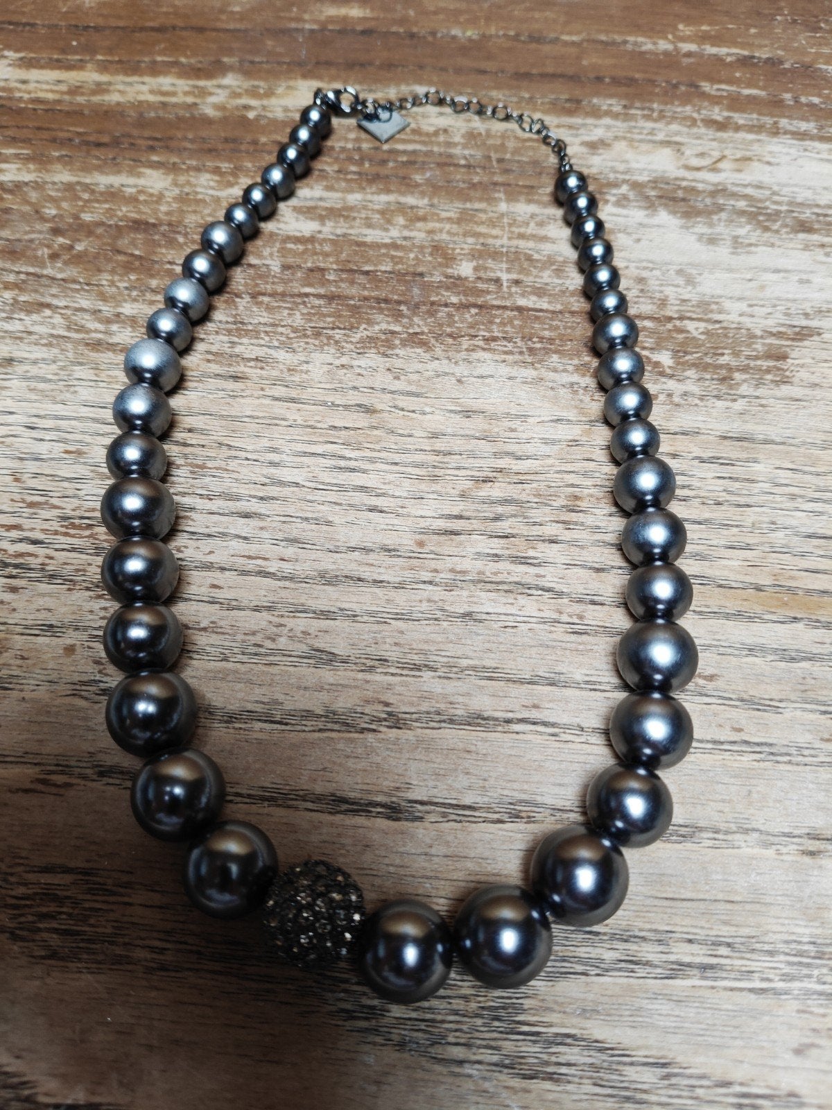 Halsketting met grijze metallic en een strasse kraal, Ophalen, Overige materialen, Zwart, Met strass