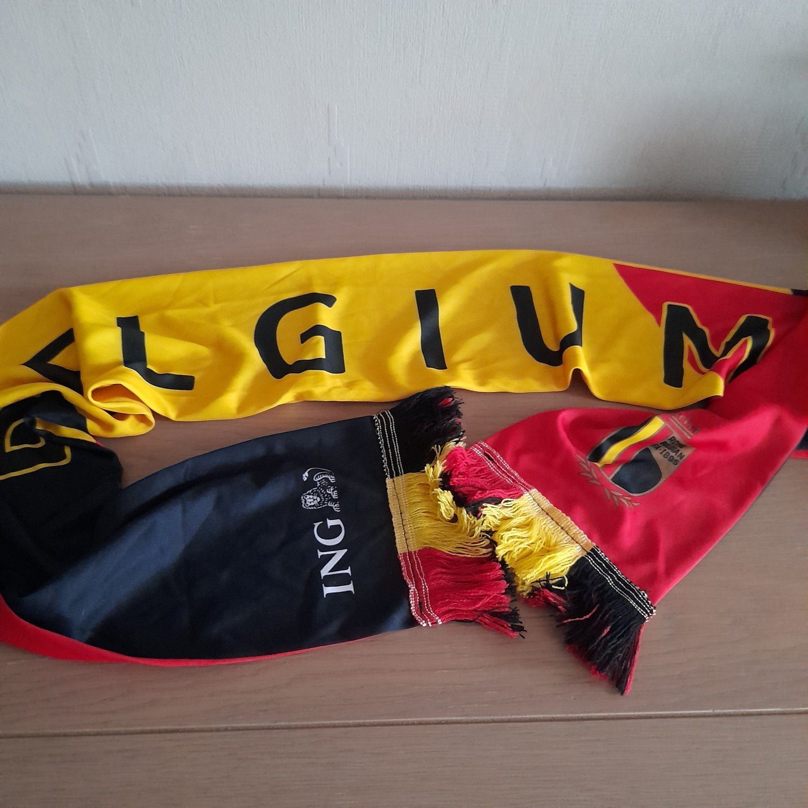 Voetbalsjaal Belgium met tekst Belgisch Volkslied., Sport en Fitness, Voetbal, Ophalen, Clubaccessoires