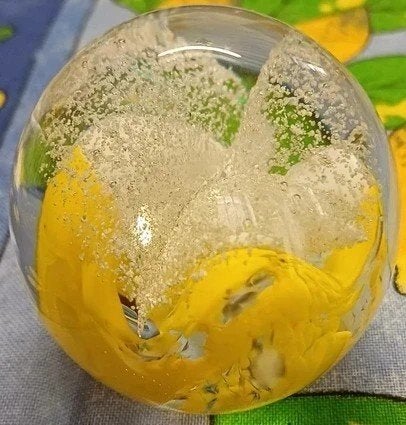Presse-papier vintage en verre de Bohème jaune et bulles, Envoi