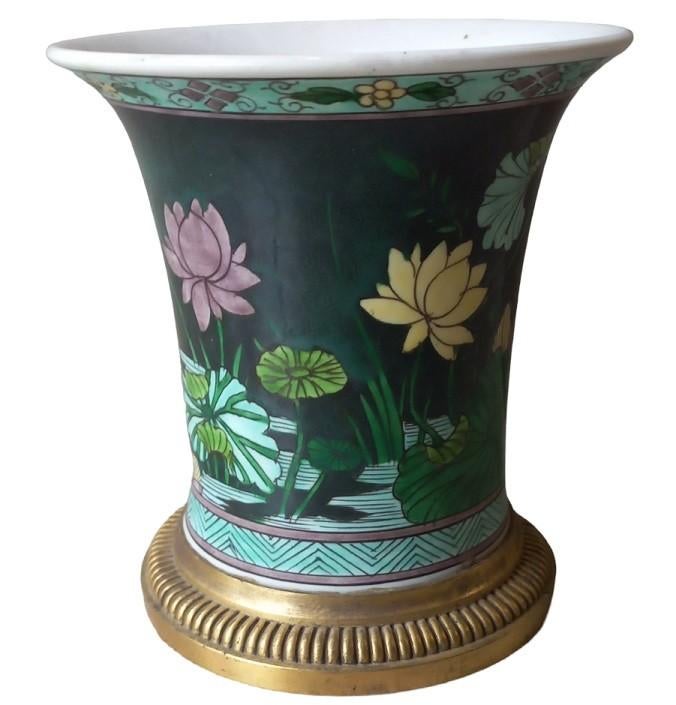 Oosters vaasje op bronzen voetje., Antiek en Kunst, Ophalen of Verzenden