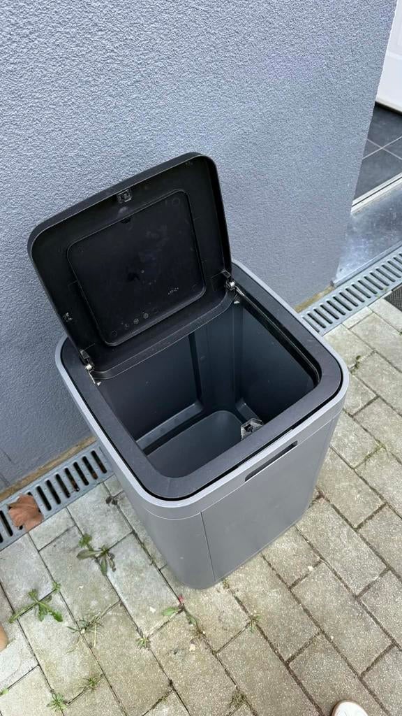 Poubelle grise et noir 60L