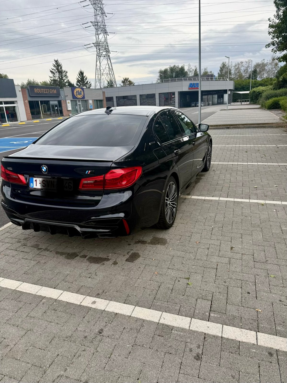 Option complète du pack M de la BMW Série 5, Autos, Noir, Automatique, Particulier, 4 cylindres