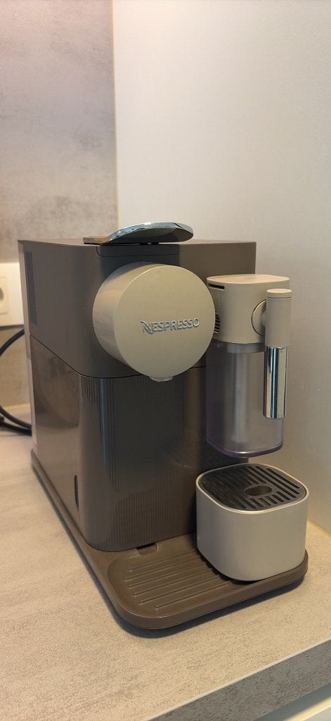 Nepresso Delonghi koffiemachine, Elektronische apparatuur, Koffiezetapparaten, Ophalen, Koffiemachine, Zo goed als nieuw, Koffiepads en cups