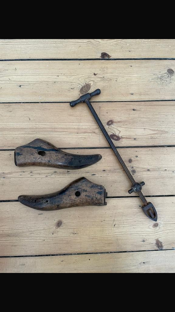 Outil de cordonnier, ecarteur a chaussure en bois et métal, Antiek en Kunst, Ophalen