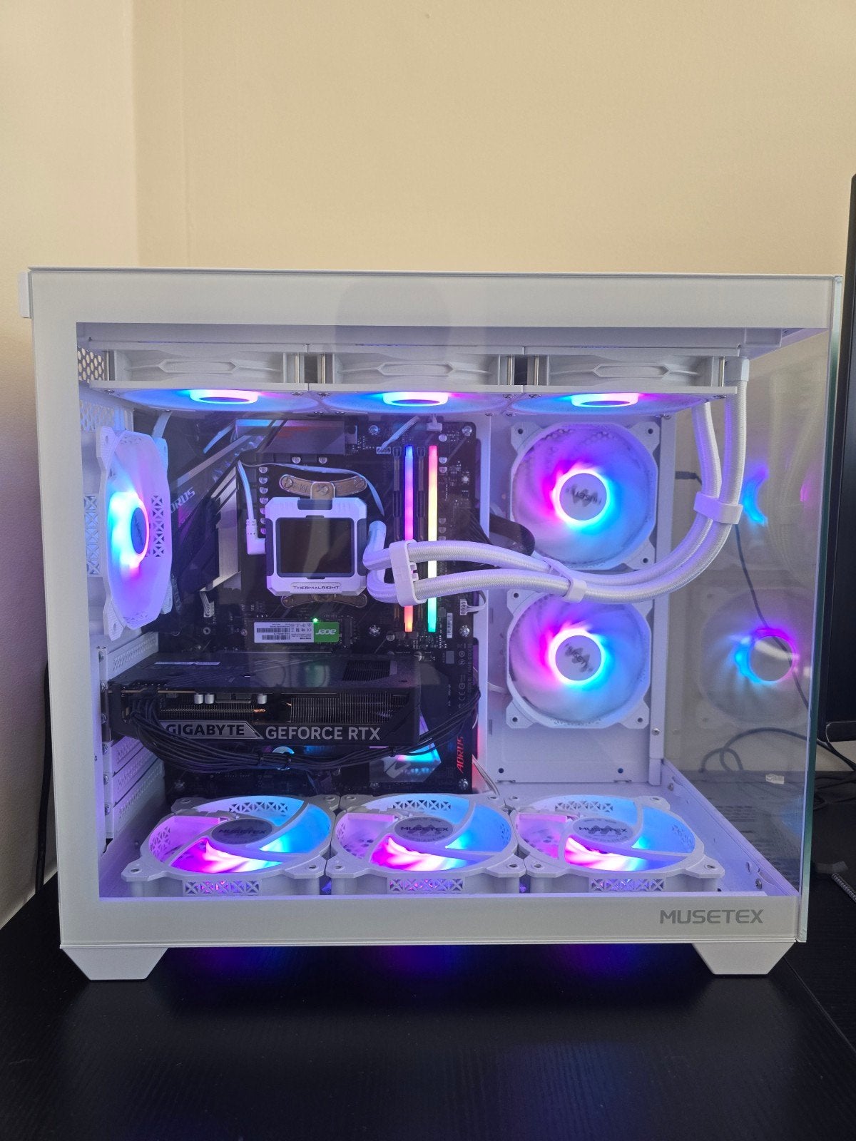 High-End White RGB Gaming PC (GeForce RTX 5060 & Ryzen 7 8-C, Enlèvement