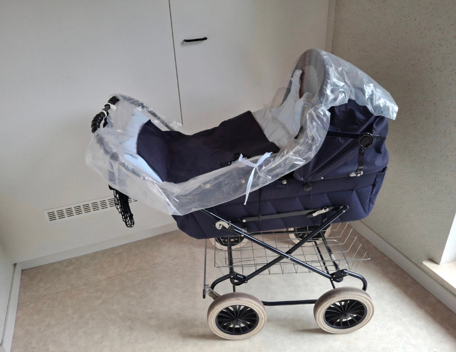 Prachtige vintage/retro kinderwagen (donkerblauw), Kinderen en Baby's, Gebruikt, Met reiswieg, Ophalen, Kinderwagen
