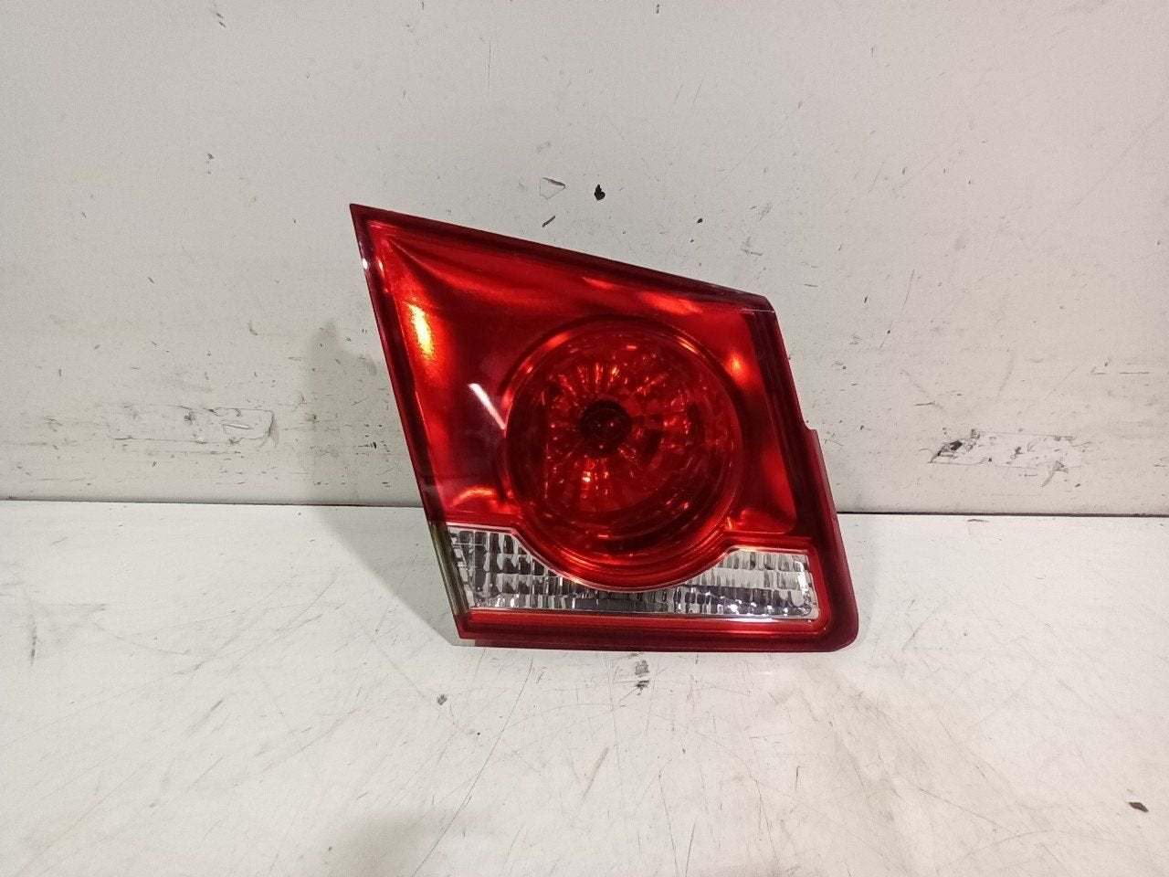 Achterlicht kofferdeksel achterklep links Chevrolet Cruze, Onderdelen@venauto.nl, Van der Ven Autorecycling B.V., Gebruikt, Ettenseweg 76, 4706 PB Roosendaal, The Netherlands