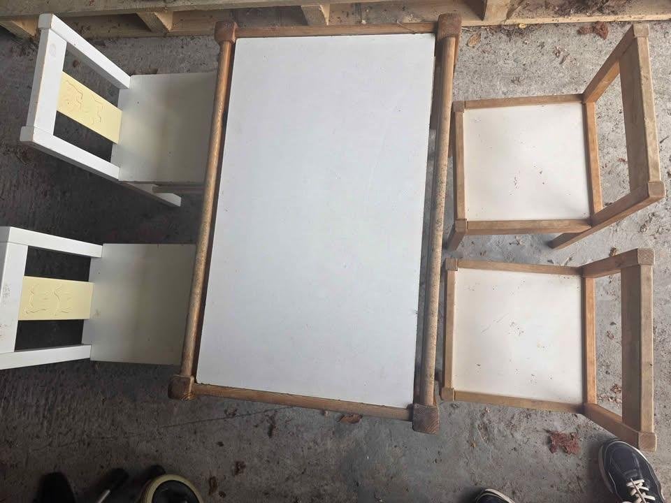 table pour enfants avec 4 chaises, Enfants & Bébés, Enlèvement, Utilisé, Table(s) et Chaise(s)