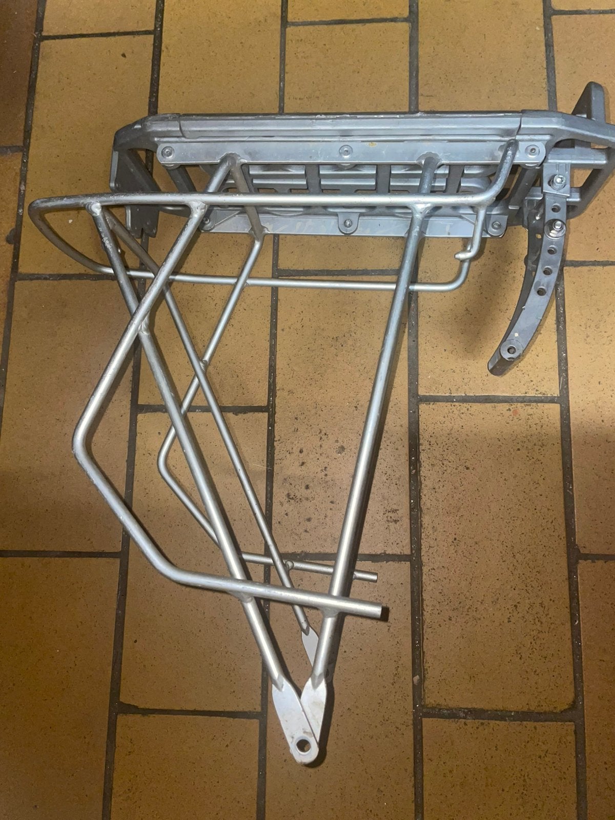 Porte bagage vélo standard, Fietsen en Brommers, Overige typen, Staal, Ophalen of Verzenden, Zo goed als nieuw