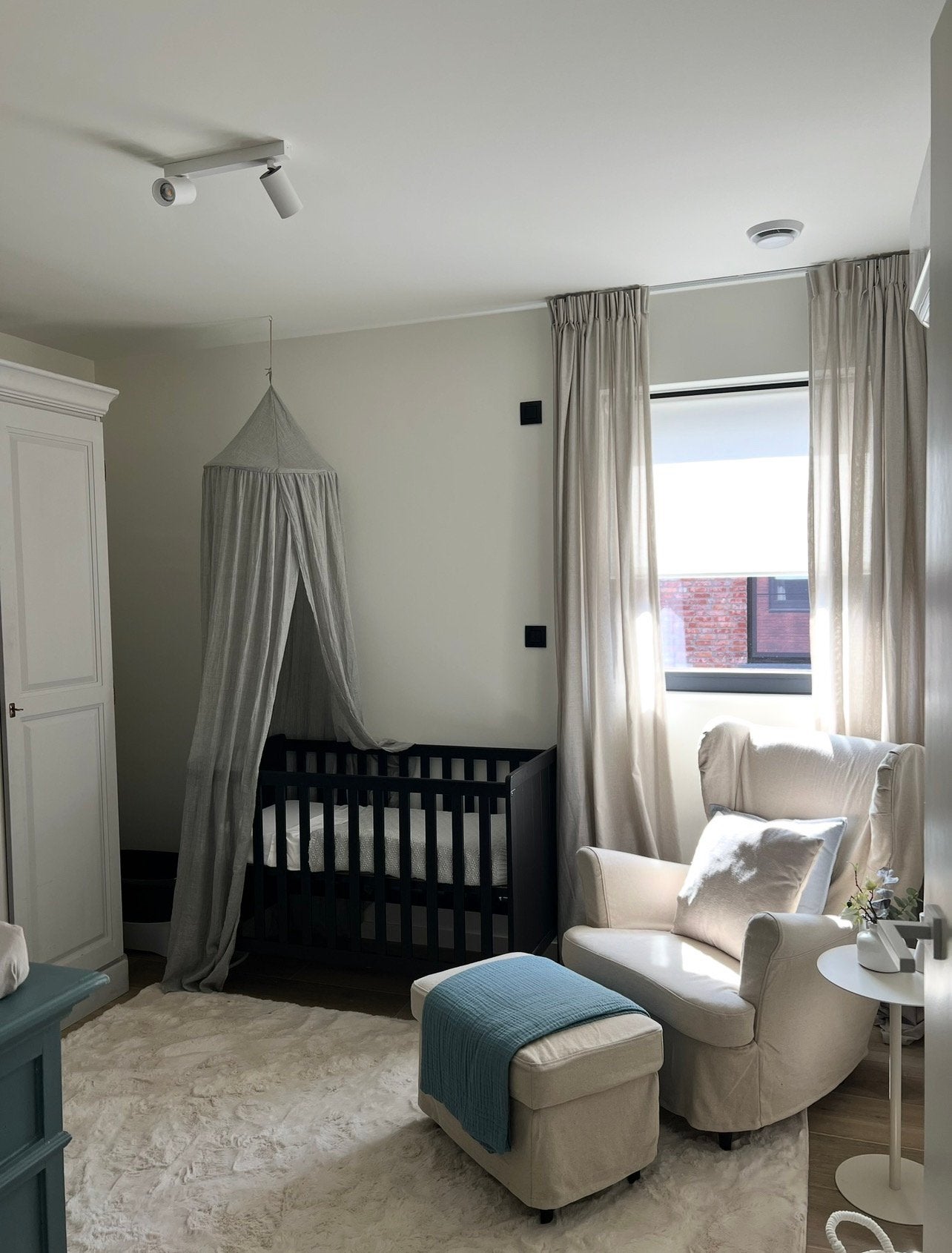 Zwart babybedje, Kinderen en Baby's, Kinderkamer | Complete kinderkamers, Ophalen, Zo goed als nieuw