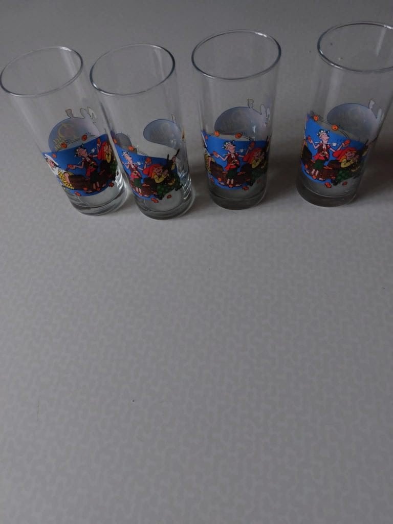 4 Piet piraat glazen 3€ 4 Jupilerglazen 3€  4 Mokken 2€, Ophalen, Zo goed als nieuw