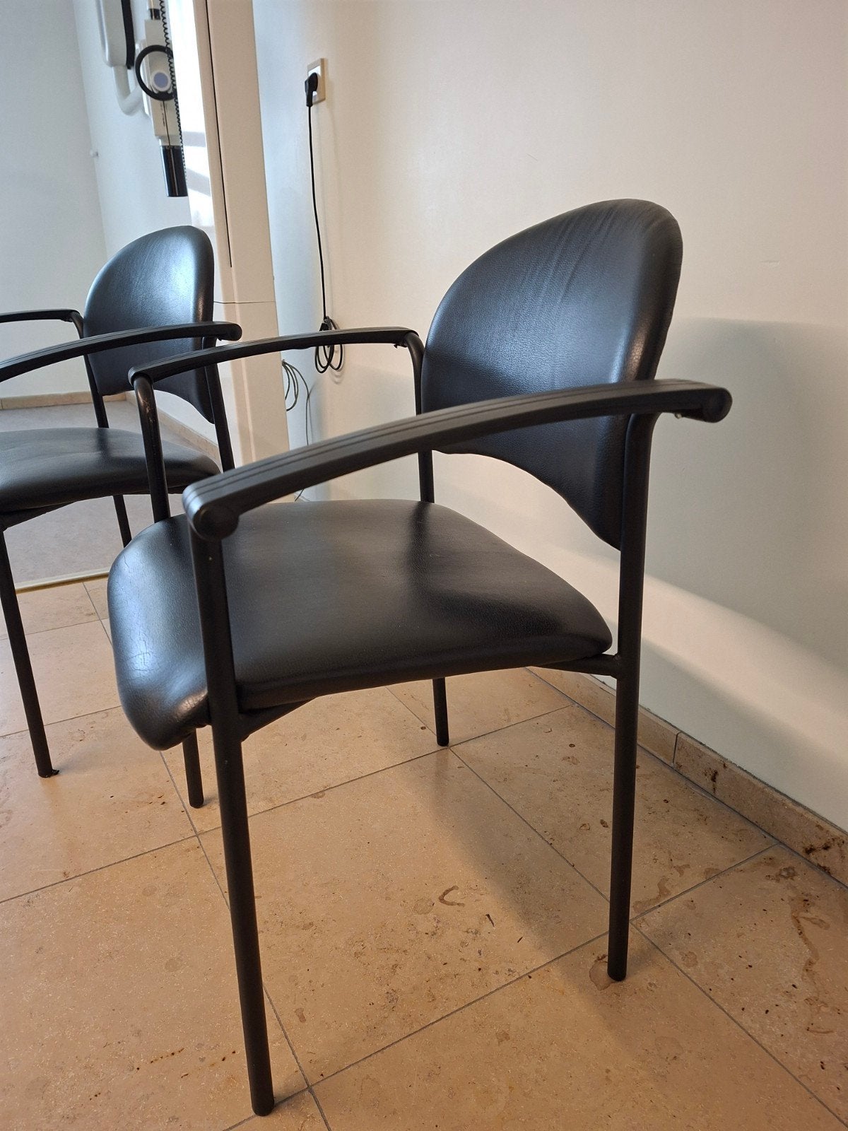 Lederen stoelen, Ophalen