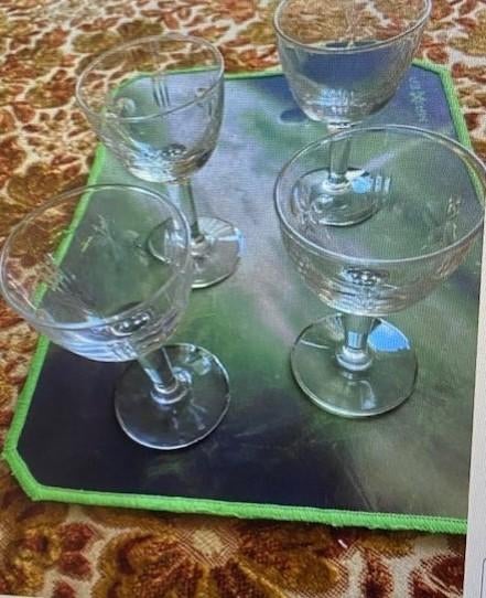 4 glazen in geslepen glas voor apero/porto, Verzamelen, Glas en Drinkglazen, Ophalen of Verzenden, Zo goed als nieuw, Overige typen