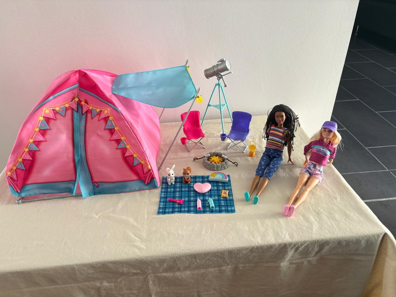 Barbie kampeerset, Kinderen en Baby's, Speelgoed | Poppenhuizen, Ophalen of Verzenden, Zo goed als nieuw, Poppenhuis