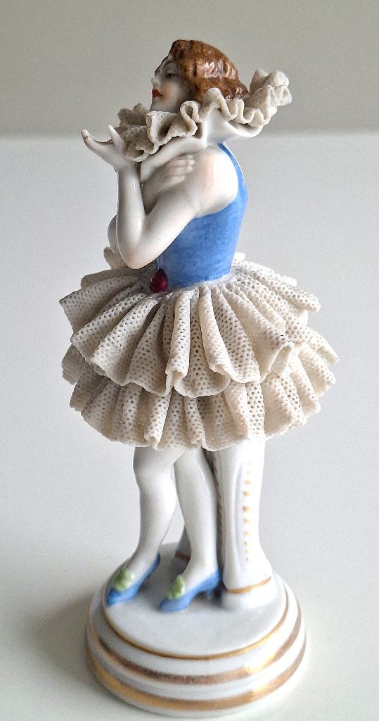 Figurine en dentelle en porcelaine — Müller-Volkstedt, Vintage, Enlèvement, Utilisé, Multicolore