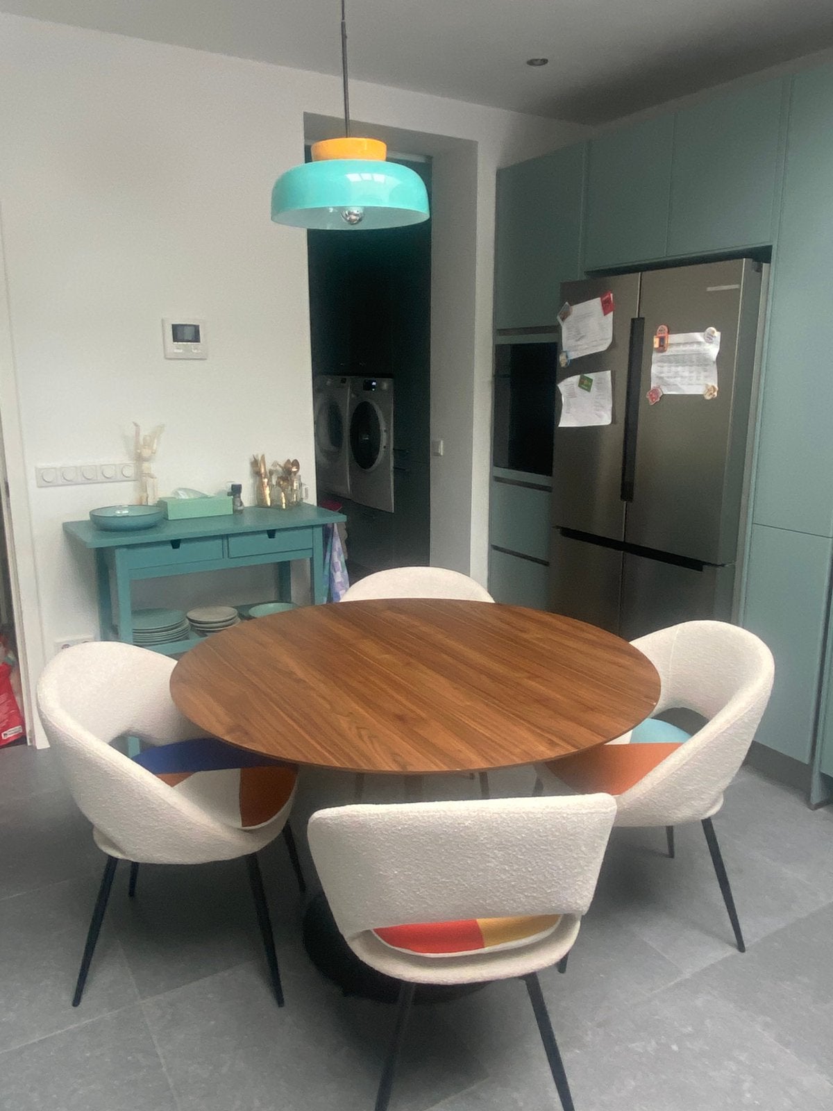 Table à manger ronde Juntoo en bois noyer 150 cm, 100 à 150 cm, Cinq personnes ou plus, Rond, Comme neuf