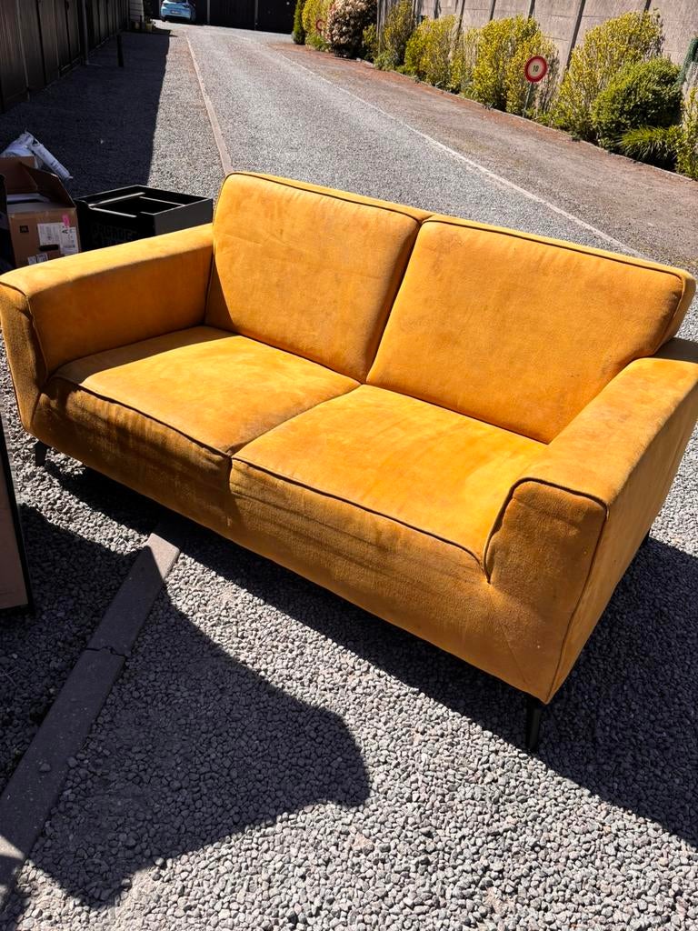 2 zit suede oker gele bank 155 x 95, Huis en Inrichting, Ophalen, Overige materialen, Gebruikt, 150 tot 200 cm